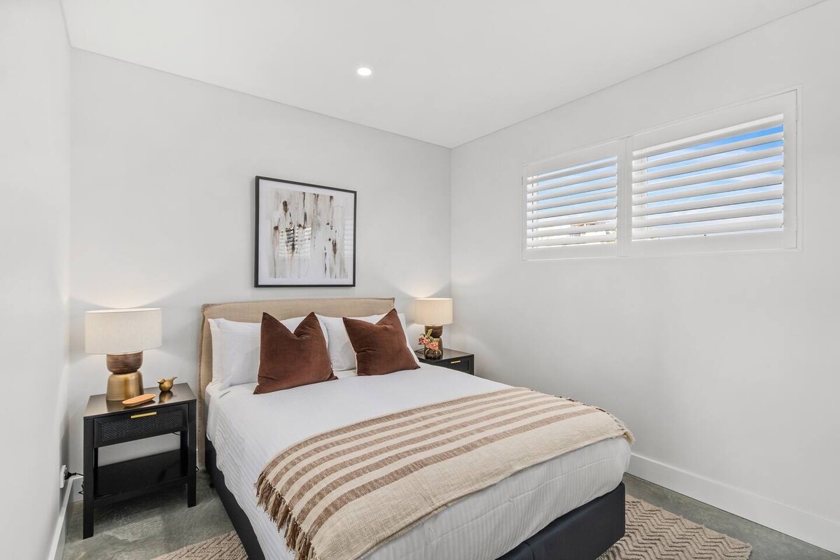 להתרחק בחדר השינה השני עם מיטת קווין סייז ומקום אחסון מובנה בשפע ללילה רגוע ומרענן.