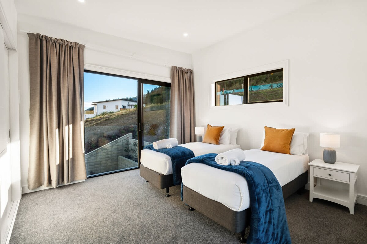 Chumba cha kulala pacha angavu - kinachofaa kwa marafiki au watoto.