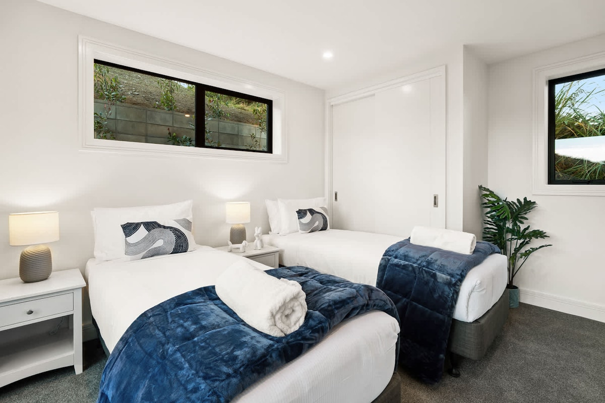 Chumba pacha chenye starehe kilicho na matandiko ya kifahari na mandhari ya dirisha la bustani.