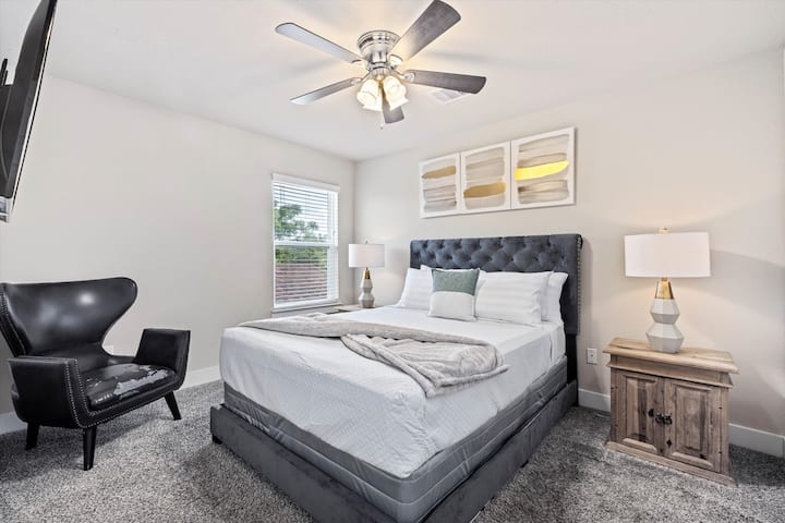 Chumba cha 2 cha kulala kilicho na kitanda cha ukubwa wa malkia na kiti cha kifahari. 