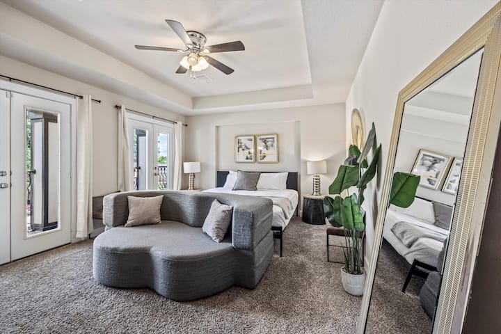 Chumba cha kulala cha msingi kilicho na kitanda cha ukubwa wa kifalme na sofa ya kulala ya ukubwa kamili!