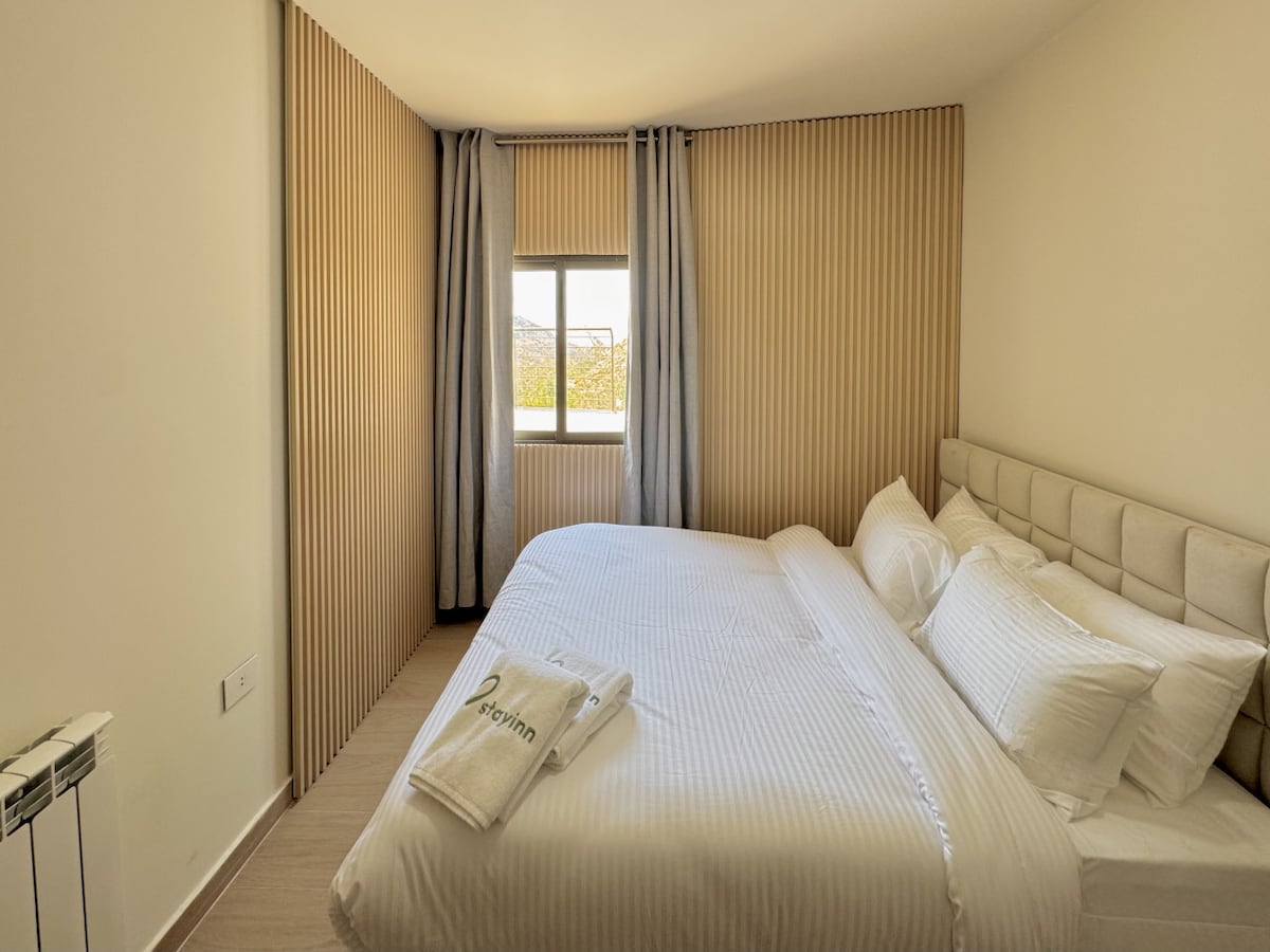 Chumba cha kulala cha kwanza na kitanda cha malkia