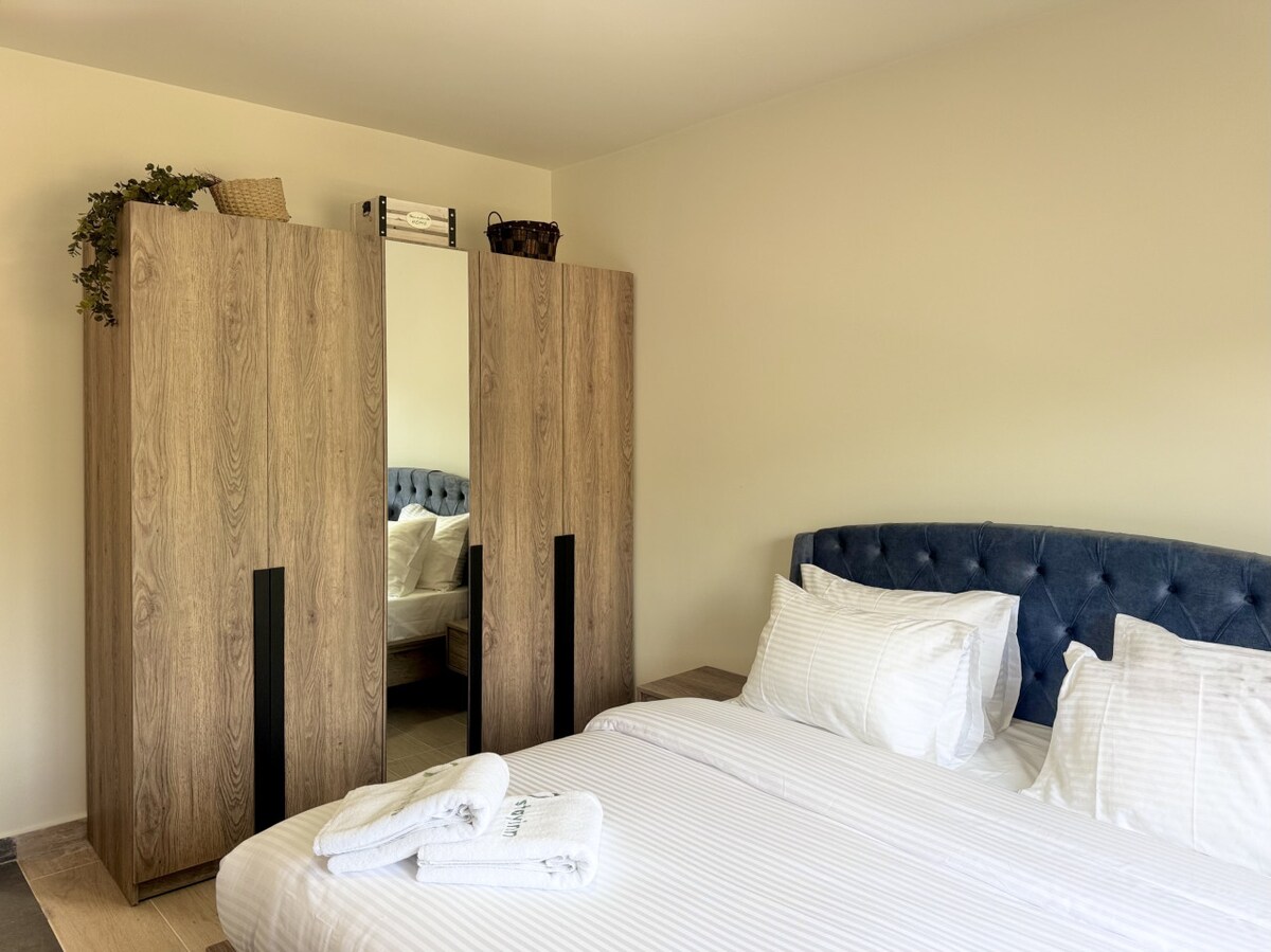 Chumba cha pili cha kulala kilicho na kitanda aina ya queen na hifadhi ya nguo