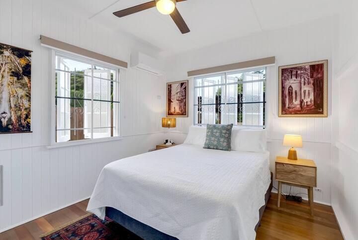 Otra cama tamaño queen te espera en este espacio igualmente sereno, enmarcado por grandes ventanales, tonos terrosos y toques personales para una sensación hogareña.