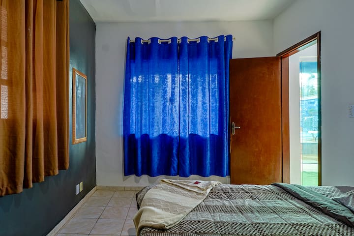 Quarto arejado com cama de casal e enxoval completo para sua comodidade