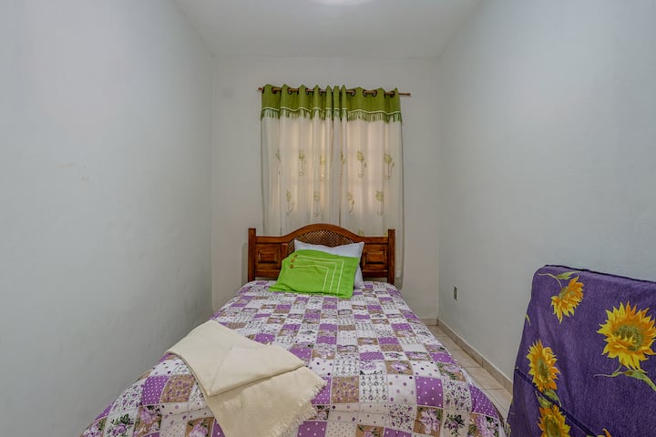 Quarto com cama de casal e colchão extra para acomodar mais um hóspede