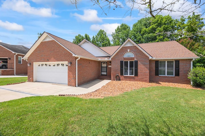 Cookeville Family  Retreat 3BR Home with Yard Clos