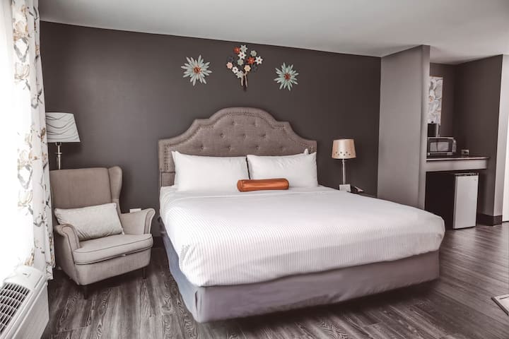 Charming Retreat L Pet-friendly, Breakfast & Gym - 지온