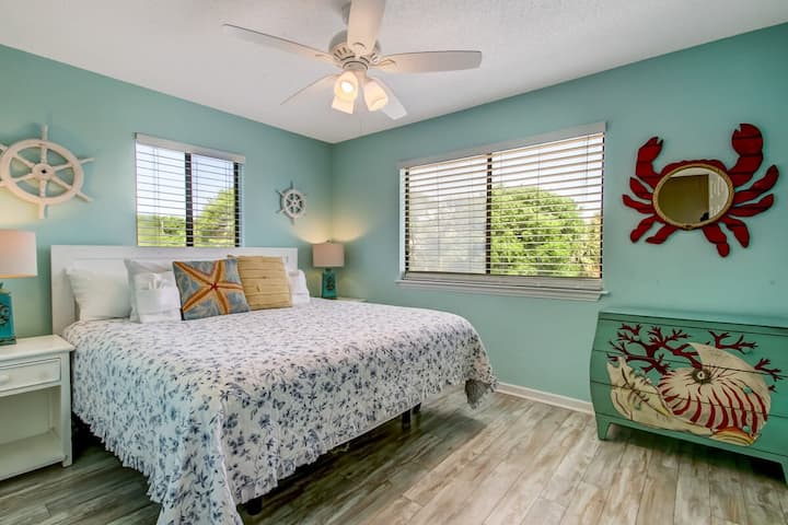 Dormitorio tranquilo con ropa de cama cómoda para noches de descanso.