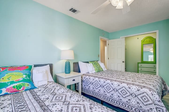 Espacio para dormir luminoso con 2 camas dobles que ofrecen flexibilidad para tu grupo.