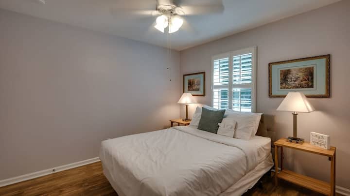 Acogedor dormitorio con muebles cómodos y luz natural.
