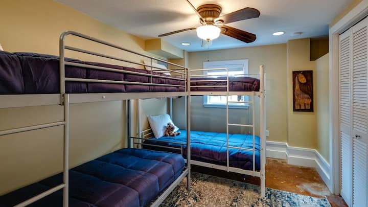 Un dormitorio con 2 literas que ofrecen cómodas disposiciones para dormir.