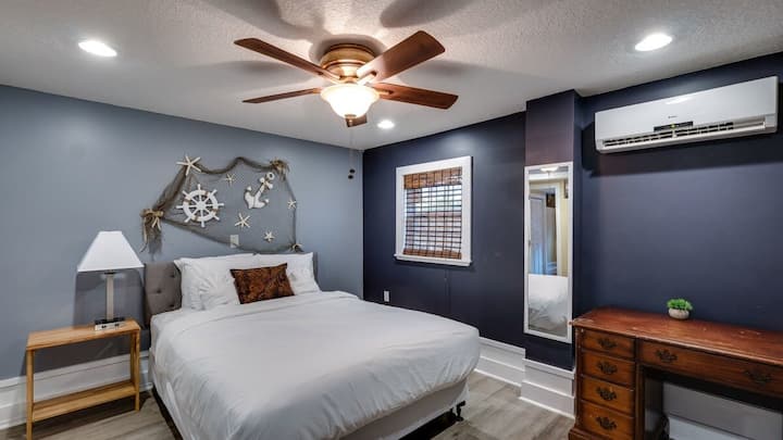 Elegante dormitorio con cama tamaño queen.