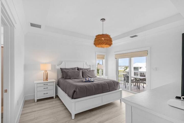 White Sands Retreat: Bay Views, Pool, Elevator