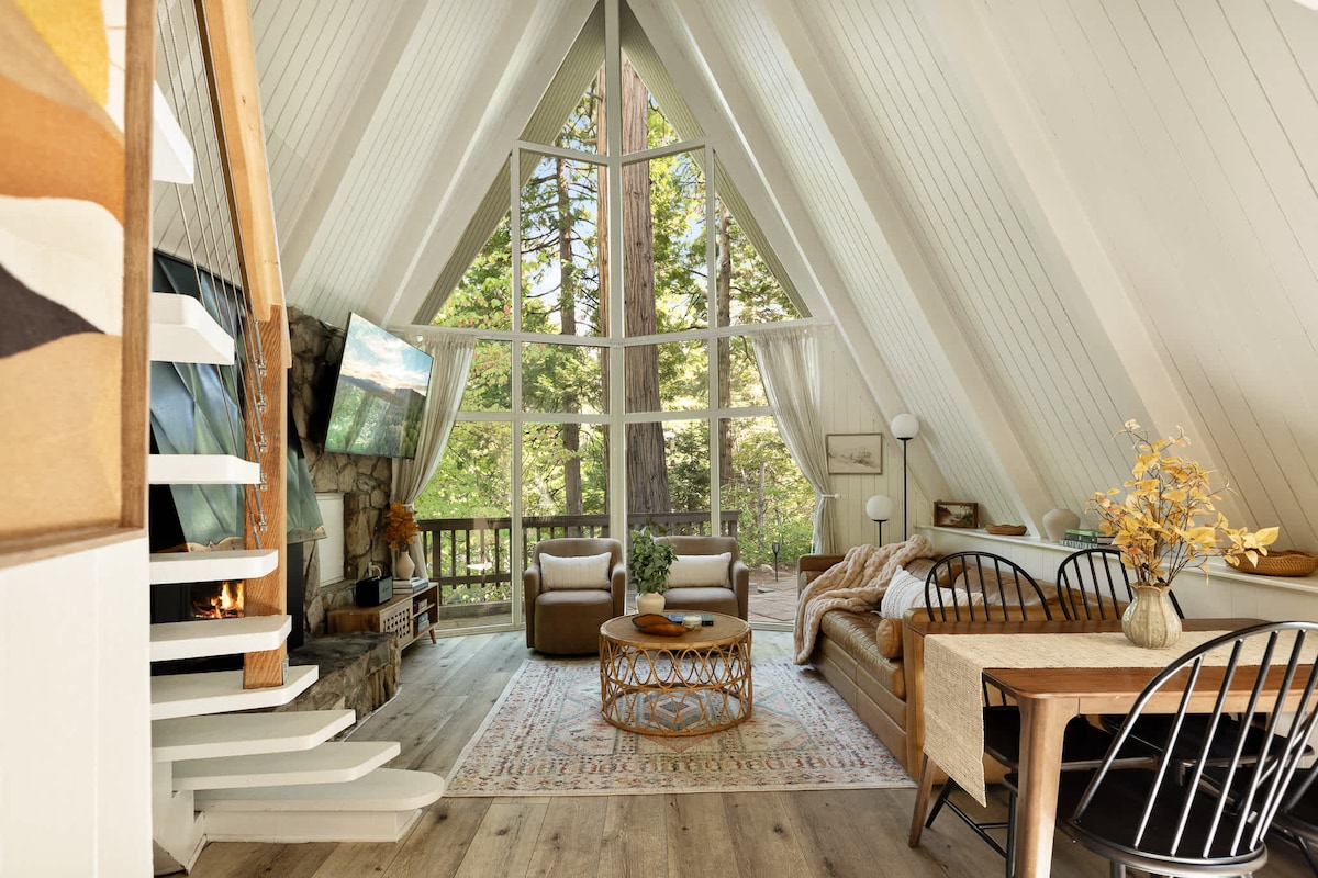 Მისაღები ოთახი და სასადილო სივრცე