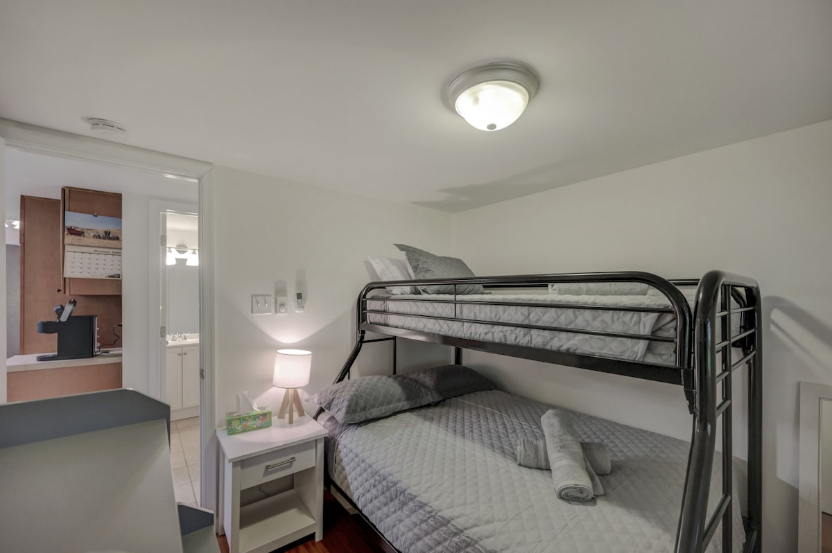 Slaapkamer met een stapelbed en twee eenpersoonsbedden