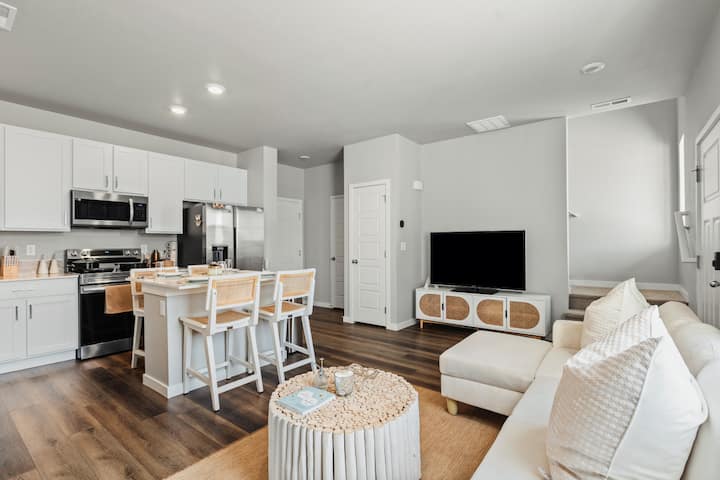 Johnstown Townhome | 2 Ensuite Beds + Garage