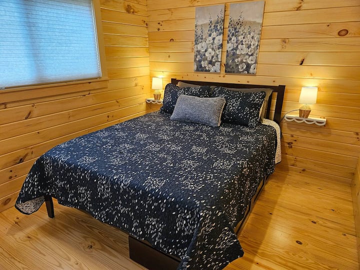 Master bedroom, queen