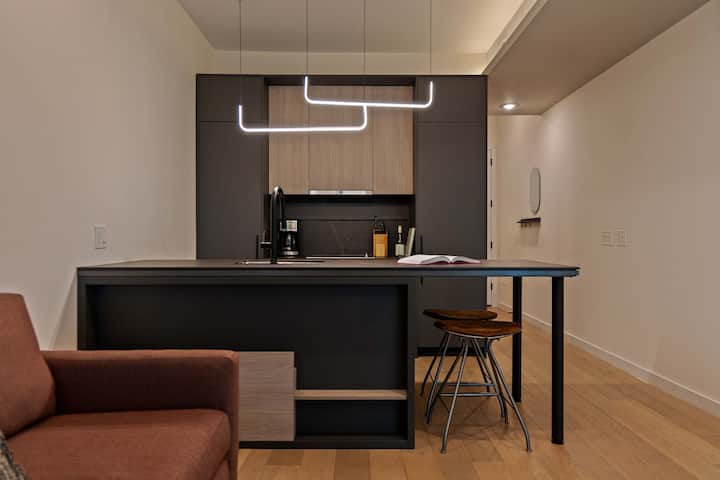 Sala de estar y comedor con mobiliario moderno

