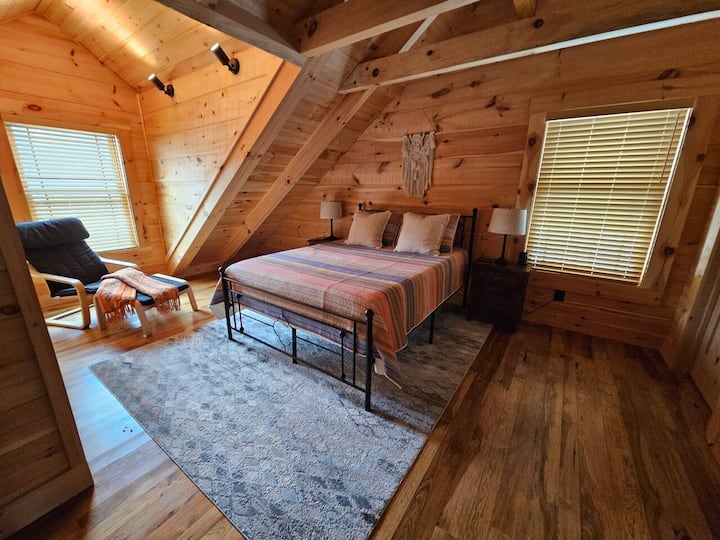 Queen bed, upstairs