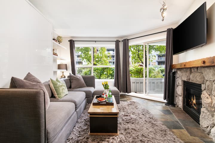 Living room with direct access to a private balcony, creating a bright and inviting space to relax, enjoy fresh mountain air.