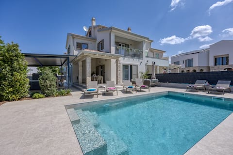 Villa Aria with heated Pool and Whirlpool