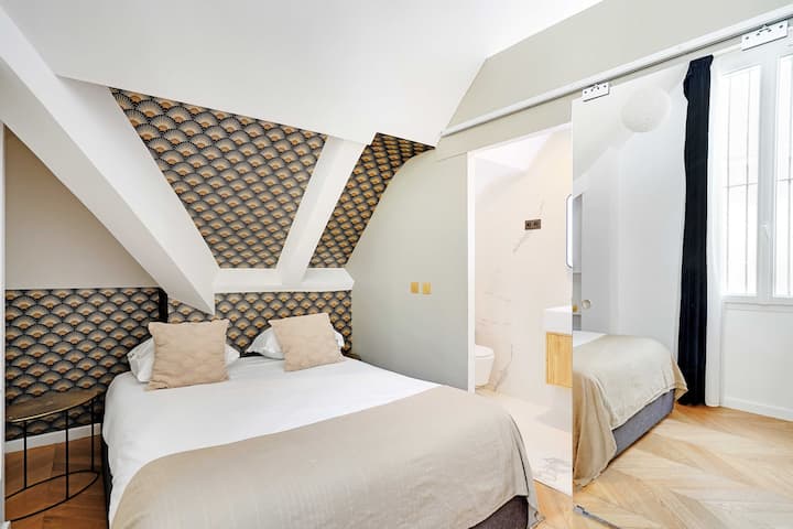 Საძინებელი კომფორტული საწოლით (160x200) და გარდერობით.