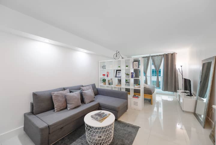 Plush Studio | Free Parking | City Views - Miami, FL