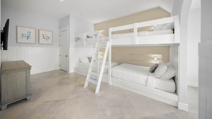 Საძინებელი 7 - ორსართულიანი საწოლები (2) და შესასვლელი სააბაზანო