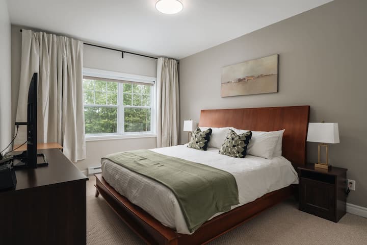 חדר שינה עם מיטת קינג 