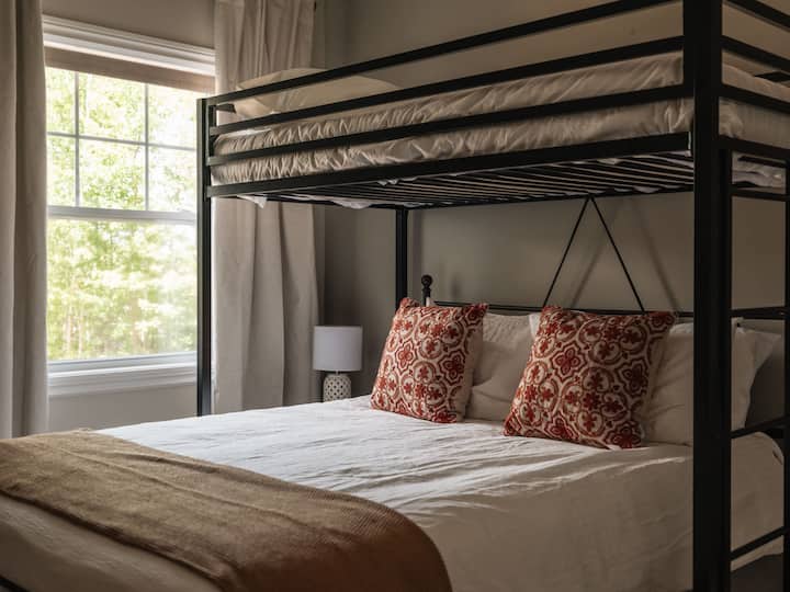 חדר שינה עם מיטת קווין סייז ומיטת יחיד