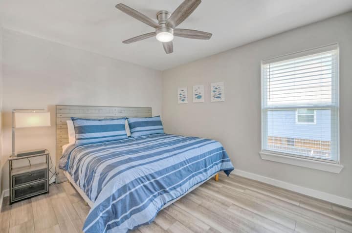 El dormitorio principal cuenta con una cama tamaño king y TV. (Dean Marlin)