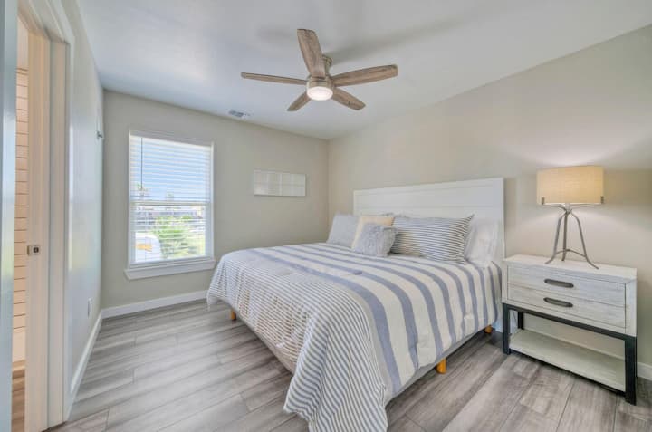 El dormitorio 2 cuenta con una cama tamaño king. (Dean Marlin)