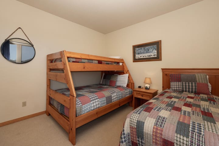 Fëmijëve të tu do t'u pëlqejë kjo dhomë gjumi e rehatshme me krevate marinari dhe jorganë që përputhen, e përkryer për aventura familjare dhe tregime para gjumit.