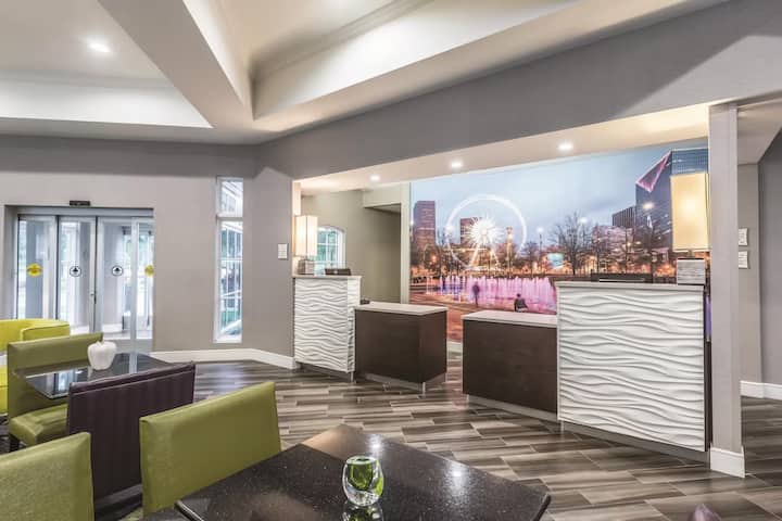 Close To North Point Mall + Breakfast. Gym. Pool. - Alpharetta, GA
