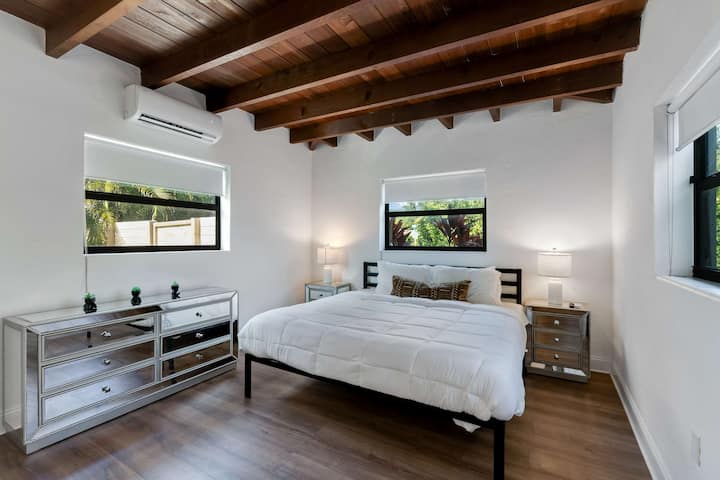 غرفة نوم كبيرة بسرير بحجم كبير