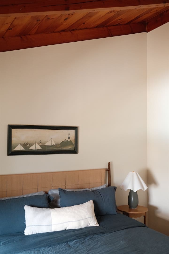 Dormitorio con cama king