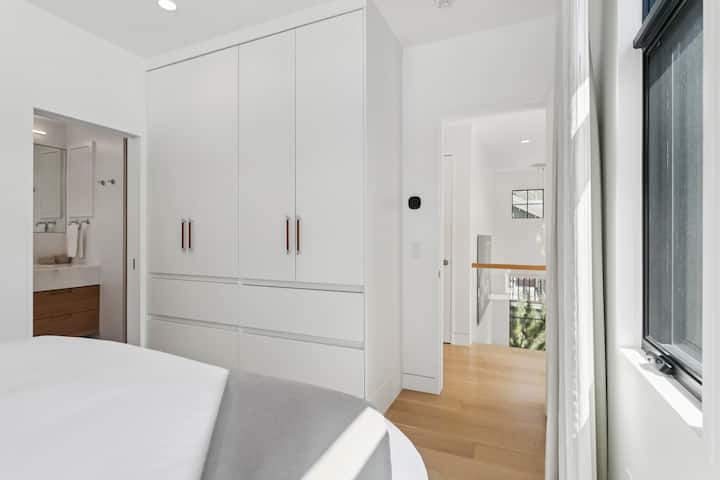 lots of storage in guest room