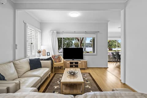 Ondina Cottage—Serene Waterfront Haven with Jetty