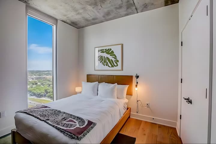 2. spavaća soba ima bračni krevet (1,6x2) i televizor.