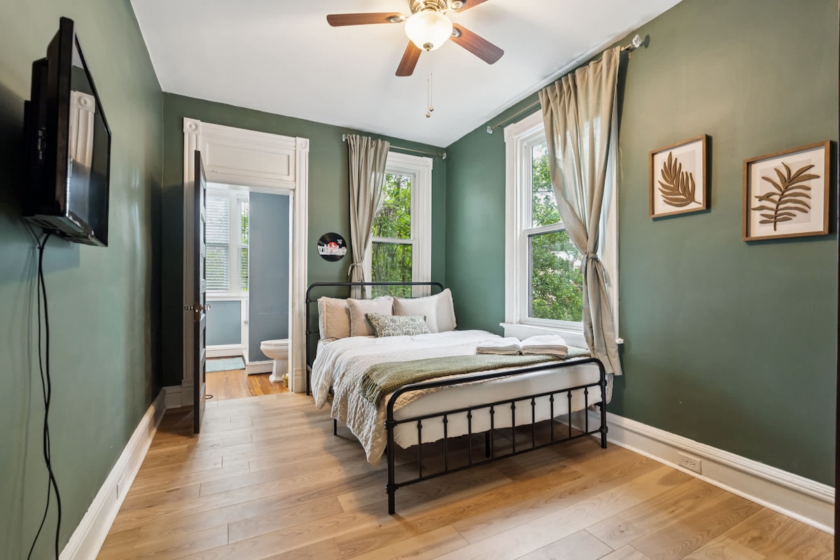 Chumba cha kulala chenye mapumziko kwa ajili ya kulala vizuri usiku.