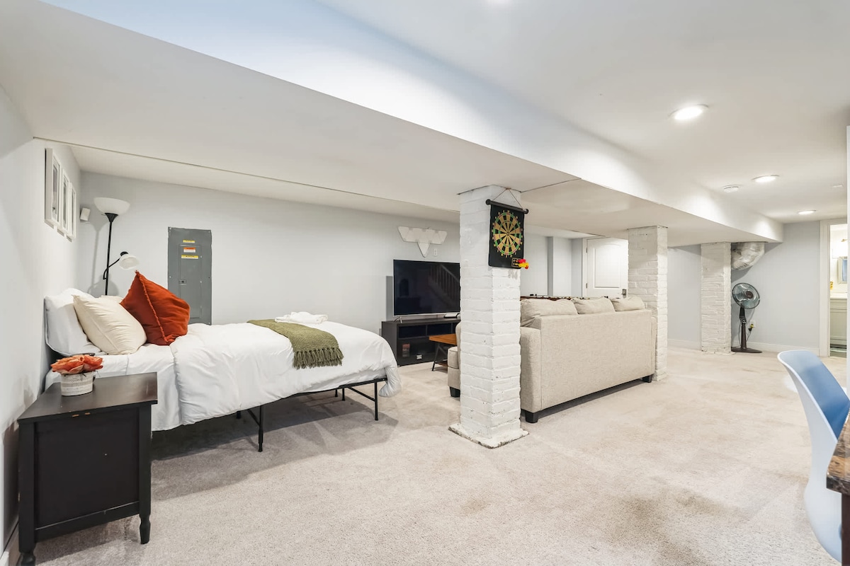 Fanya kazi kwa bidii, cheza kwa bidii Chumba chetu cha michezo cha chini ya ghorofa kina kituo cha kazi kilichojengwa ndani na kitanda cha kifalme!