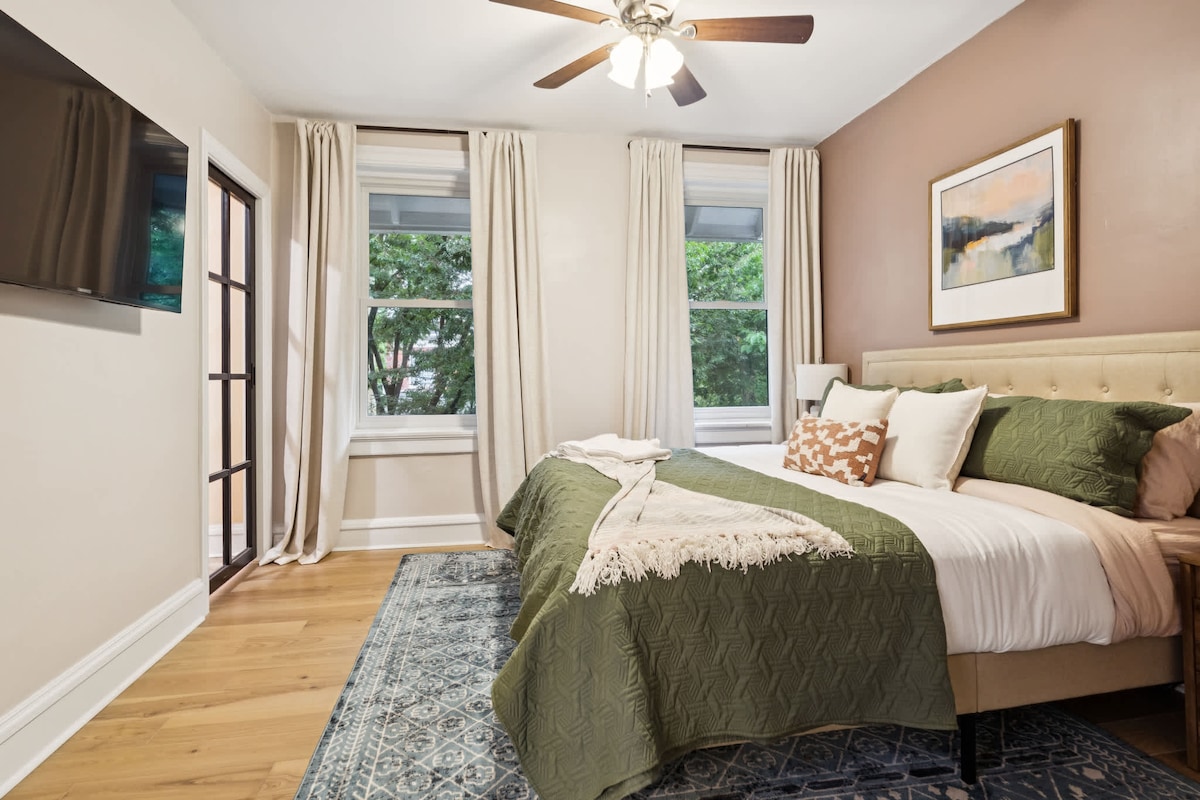 Chumba cha kulala chenye mapumziko kwa ajili ya kulala vizuri usiku.