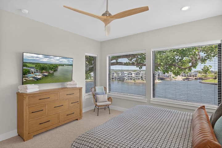 Спалня 3: суперголямо двойно легло и две единични легла 