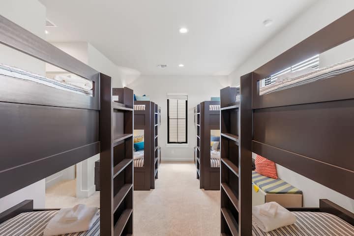 Спалня 5: 4 двуетажни легла с две единични легла