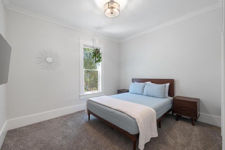 Bedroom 1 - Queen Bed - Main Floor