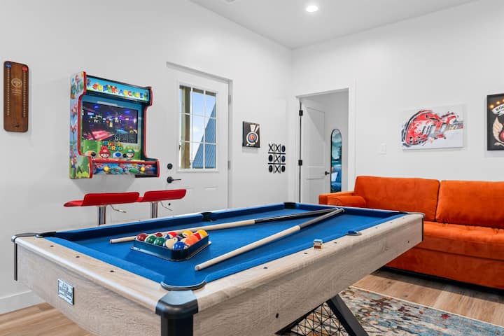 Დაისვენეთ და განაახლეთ დასაქირავებელი საცხოვრებლები ბრენსონის ამ დასასვენებელ საცხოვრებელში! Გამოიწვიეთ მეგობრები აუზის თამაშში, ითამაშეთ არკადული თამაშები ან დაისვენეთ მყუდრო დივანზე — ბრენსონიდან, MO-ს საუკეთესო ღირსშესანიშნაობებიდან და გარე თავგადასავლებიდან რამდენიმე წუთში.