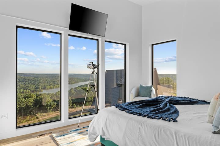 Skyline Horizon by Relax and Renew Rentals გთავაზობთ თვალწარმტაც ხედებს ოზარკის მთებსა და მაგიდის კლდის ტბაზე. Ბრენსონის (MO) ყველა ღირსშესანიშნაობასთან ახლოს მდებარე ეს იდეალური ლუქს-კლასის დასვენებაა თქვენი მომდევნო ოჯახური დასვენებისთვის ან მშვიდობიანი დასვენებისთვის.