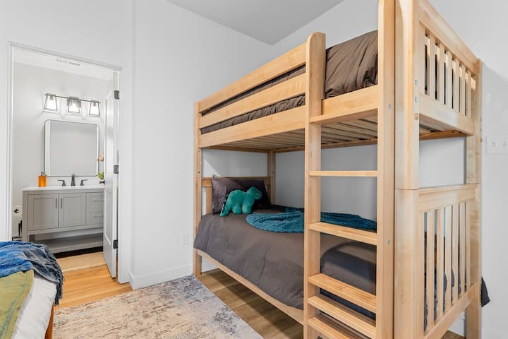 Მყუდრო, ფართო სარდაფის ბუნკერი, იდეალურია ბავშვებისა და დამატებითი სტუმრებისთვის! Ოზარკის მთებთან და ბრენსონის საუკეთესო ღირსშესანიშნაობებთან ახლოს მდებარე ეს კომფორტული, მიმზიდველი საცხოვრებელი იდეალურია გასართობად, ოჯახებისთვის შესაფერისი დასვენებისთვის, სადაც უამრავი ახლომდებარე თავგადასავალია