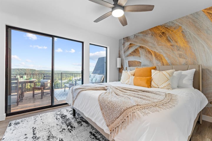 Გაიღვიძეთ ოზარკის მთის განსაცვიფრებელი ხედებით ბრენსონის ამ ულამაზეს დასასვენებელ საცხოვრებელში. Ბრენსონის (MO) ღირსშესანიშნაობებიდან რამდენიმე წუთის სავალზე მდებარე ეს მყუდრო, თანამედროვე დასვენება გთავაზობთ კომფორტს, სტილსა და იდეალურ ფონს დაუვიწყარი დასვენებისთვის